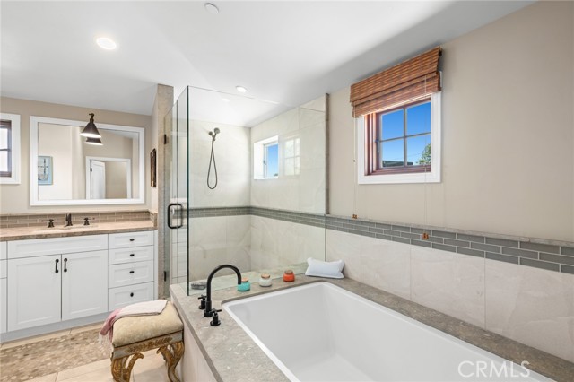 Detail Gallery Image 17 of 24 For 435 Holly St, Laguna Beach,  CA 92651 - 4 Beds | 3/1 Baths