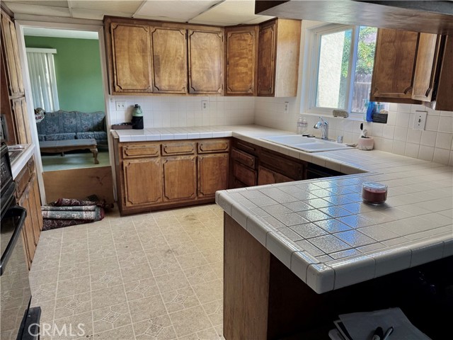 Detail Gallery Image 2 of 7 For 3806 E Arabella, Long Beach,  CA 90805 - 3 Beds | 3 Baths