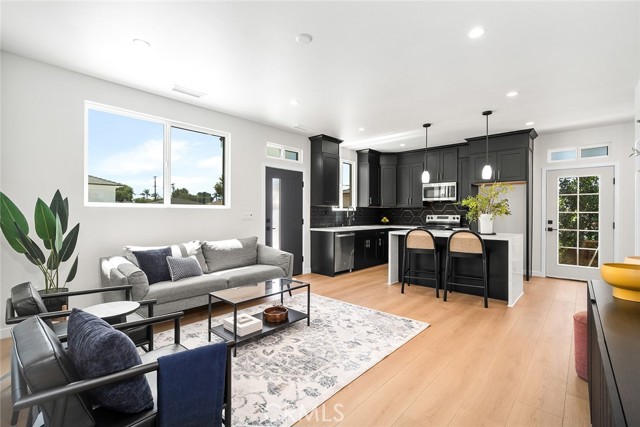 765 E Silva Street, Long Beach CA: https://media.crmls.org/medias/4f7f5bb1-81e7-4b14-9b55-ef2d0b90fb03.jpg