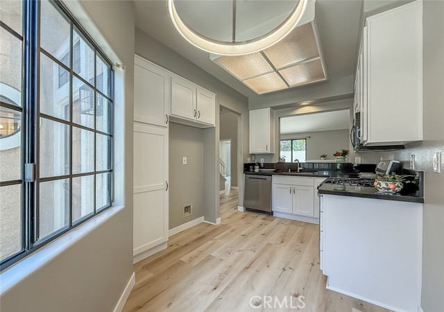 4766 Taranto Way, Oak Park CA: https://media.crmls.org/medias/4f802271-da3d-47e4-acde-7499470ded8e.jpg