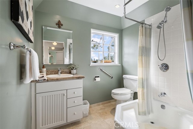Detail Gallery Image 6 of 38 For 6476 San Marco Cir, Los Angeles,  CA 90068 - 2 Beds | 3/1 Baths