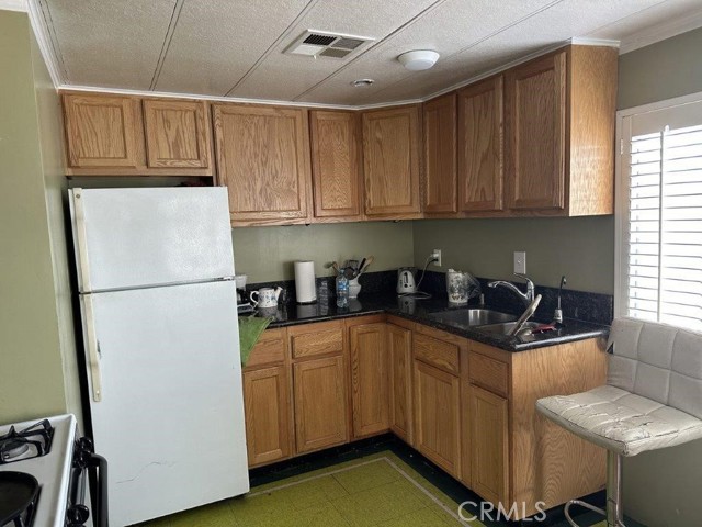2421 sierra Highway, Rosamond CA: https://media.crmls.org/medias/4f8a3143-297f-4cbe-bb46-a781266402c3.jpg