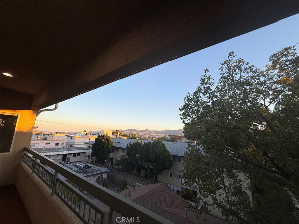 https://media.crmls.org/medias/4f8b0485-483f-405a-857b-5cda29cfe399.jpg?preset=X-Large