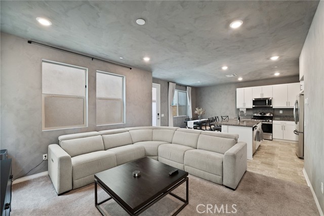 Detail Gallery Image 9 of 41 For 16667 Snowdrop #2,  Fontana,  CA 92336 - 4 Beds | 3 Baths