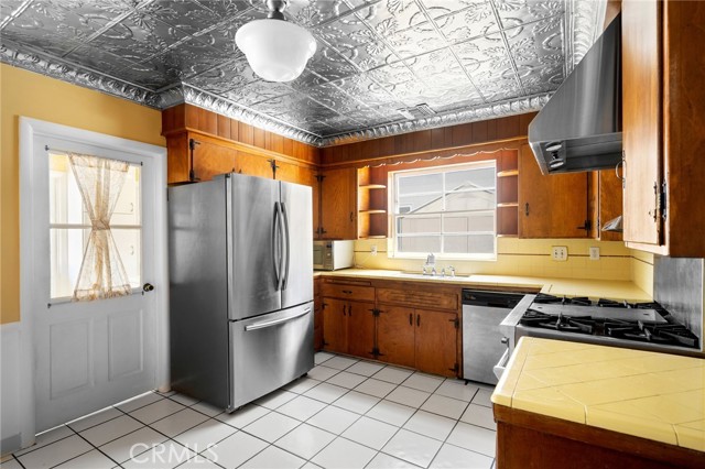 13617 Bassett Street, Valley Glen CA: https://media.crmls.org/medias/4f8f14ba-d768-4a10-8acb-e36d2d6d5e95.jpg