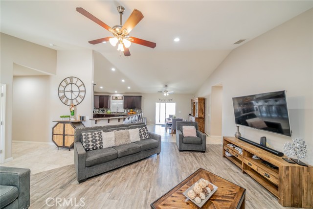 13546 Rincon Road, Apple Valley CA: https://media.crmls.org/medias/4f91b7fa-e128-4c46-ac33-7fd02875044d.jpg
