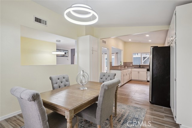 5254 Don Pio Drive, Woodland Hills CA: https://media.crmls.org/medias/4f927236-760f-403d-926b-c607bf3322dc.jpg