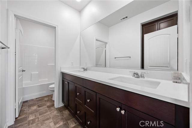 4132 S Canal Way, Ontario CA: https://media.crmls.org/medias/4f93bc76-8e3b-4b06-bda8-5205efb23b19.jpg