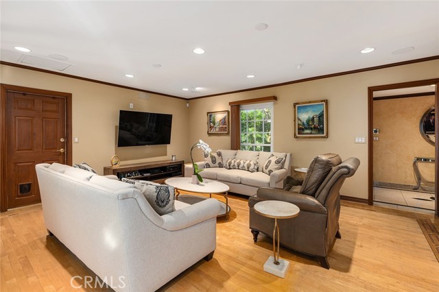 Detail Gallery Image 14 of 46 For 5645 Blanco Ave, Woodland Hills,  CA 91367 - 4 Beds | 2 Baths