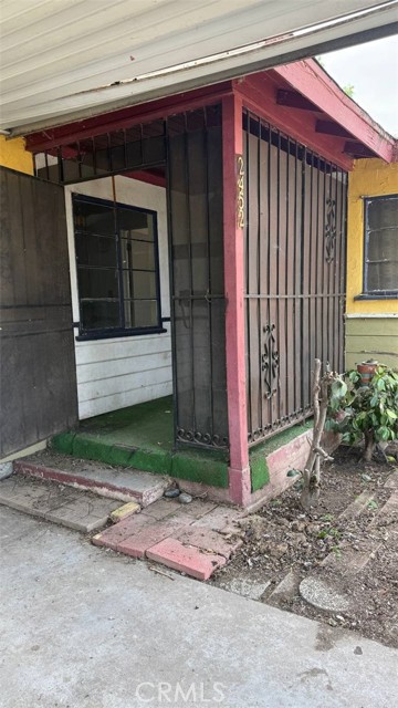 Detail Gallery Image 2 of 19 For 2452 S Holloway Ave, Fresno,  CA 93725 - 3 Beds | 1 Baths