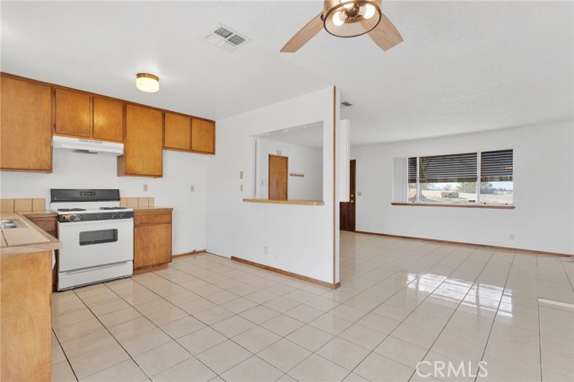 Detail Gallery Image 9 of 34 For 16463 Solvang Ave, Victorville,  CA 92394 - 3 Beds | 2 Baths