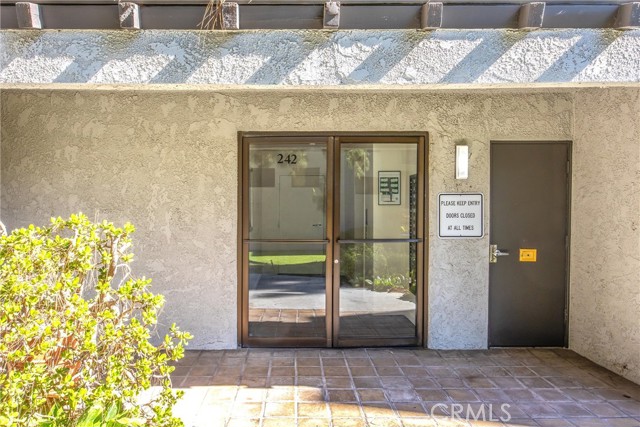 242 E Fern Ave, Redlands CA: https://media.crmls.org/medias/4f9dc748-992b-46f1-89c6-fb4d90e101ab.jpg