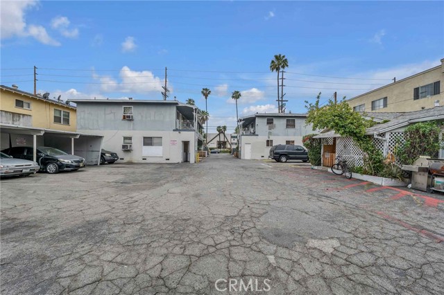 6862 Hazeltine Avenue, Van Nuys CA: https://media.crmls.org/medias/4f9eebf2-8476-4499-86f3-a89c76680740.jpg