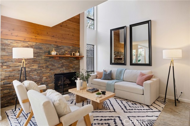 Detail Gallery Image 8 of 34 For 2317 Carnegie Ln #B,  Redondo Beach,  CA 90278 - 3 Beds | 2/1 Baths