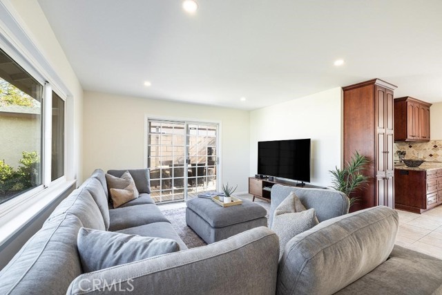 Detail Gallery Image 1 of 21 For 2206 Stinson St, Simi Valley,  CA 93065 - 3 Beds | 2 Baths