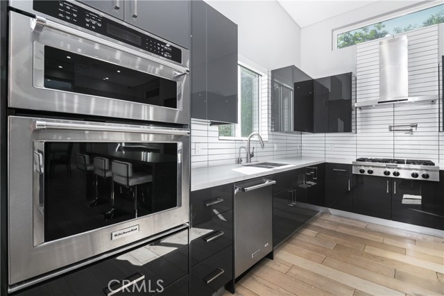 Detail Gallery Image 13 of 47 For 6230 Beeman Ave, North Hollywood,  CA 91606 - 6 Beds | 4/2 Baths