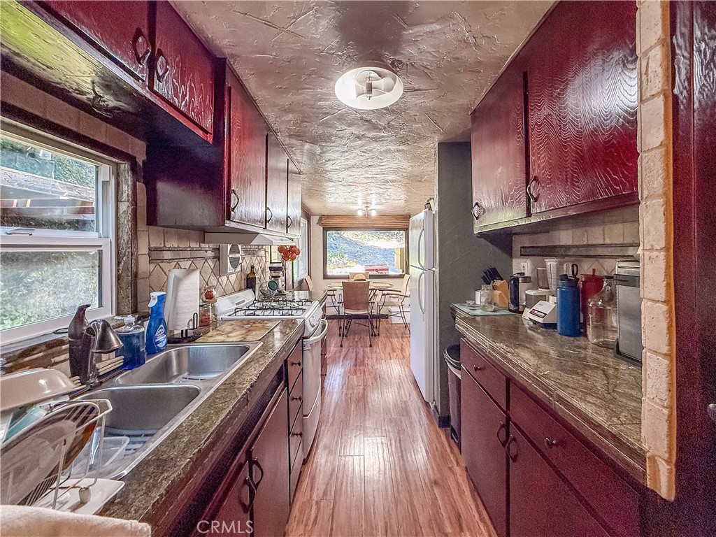 https://media.crmls.org/medias/4fae5cac-f5fa-4877-9d75-2b26b750ebcb.jpg?preset=X-Large