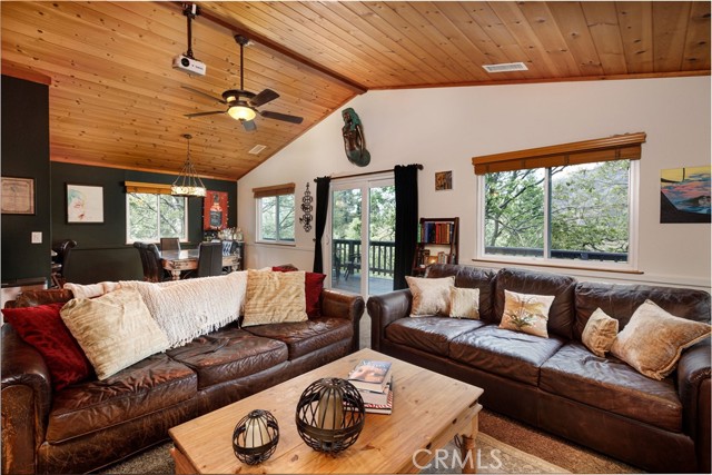 Detail Gallery Image 8 of 46 For 453 Davos, Crestline,  CA 92325 - 5 Beds | 2/1 Baths