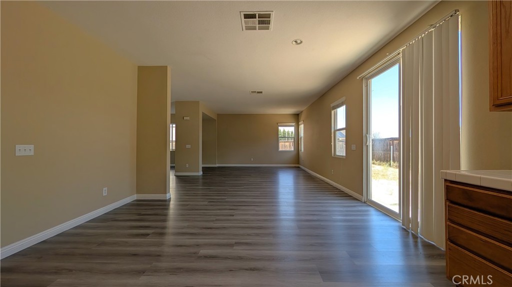 https://media.crmls.org/medias/4fb097c6-6d1e-4431-8eec-32019542e830.jpg?preset=X-Large