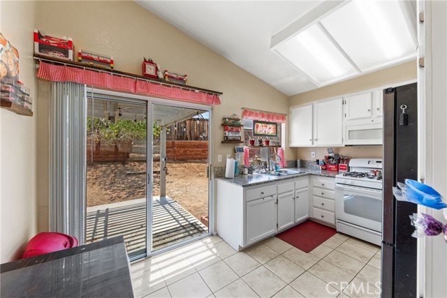 12431 Highgate Avenue, Victorville CA: https://media.crmls.org/medias/4fb11445-2893-4706-9662-fc9f2b1d8b49.jpg
