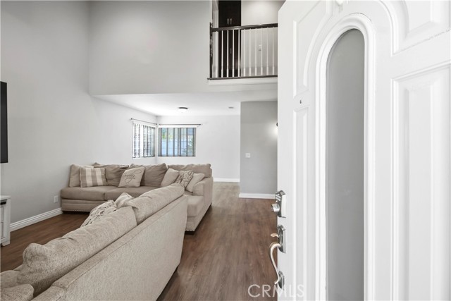 Detail Gallery Image 2 of 33 For 2061 Riverbirch Dr, Simi Valley,  CA 93063 - 4 Beds | 2/1 Baths