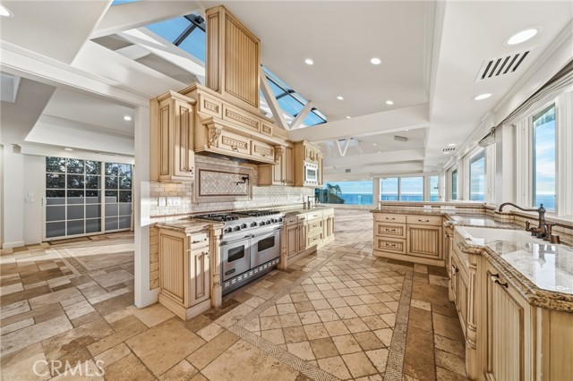 Detail Gallery Image 22 of 73 For 21 Bay, Laguna Beach,  CA 92651 - 6 Beds | 6/1 Baths