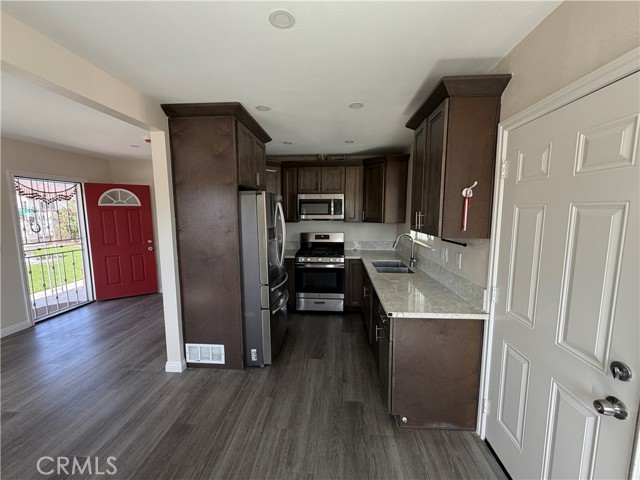 Detail Gallery Image 11 of 36 For 6781 Jacaranda, Fontana,  CA 92336 - 2 Beds | 2 Baths