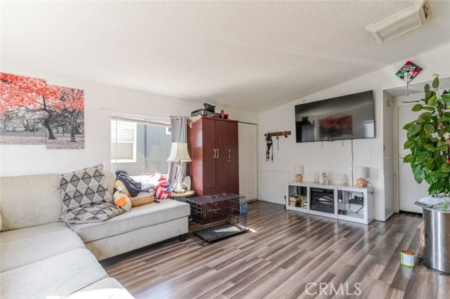 Detail Gallery Image 6 of 15 For 7560 Woodman Pl #65,  Van Nuys,  CA 91405 - 2 Beds | 1 Baths