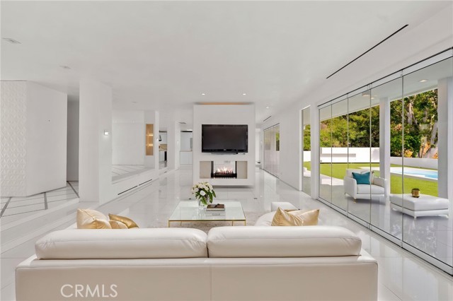 1046 N Hillcrest Road, Beverly Hills CA: https://media.crmls.org/medias/4fb83384-d67b-458b-86f6-75d707ae1912.jpg