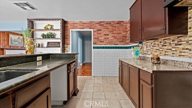 878 E Holly Street, Rialto CA: https://media.crmls.org/medias/4fb8c57a-3a51-45f8-be19-ceac32acac2a.jpg