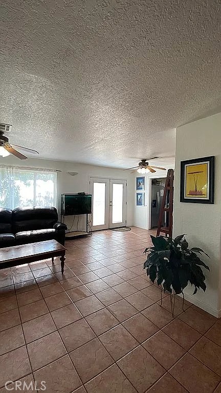 https://media.crmls.org/medias/4fbfccb8-b3d4-4b23-b54f-7a437ce5ace4.jpg?preset=X-Large