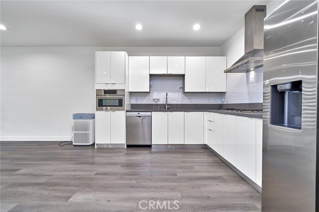 900 S Kenmore Avenue, Los Angeles CA: https://media.crmls.org/medias/4fc08ecc-b0d3-4972-8a34-24d823ce8977.jpg