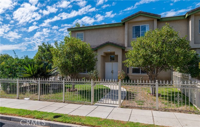 Townhouse with front yard