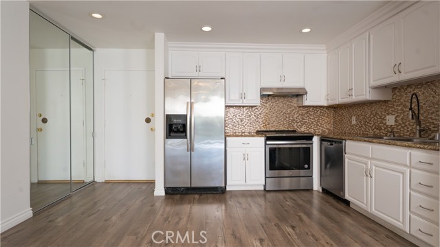 Detail Gallery Image 2 of 12 For 102 Scholz #37,  Newport Beach,  CA 92663 - 1 Beds | 1 Baths