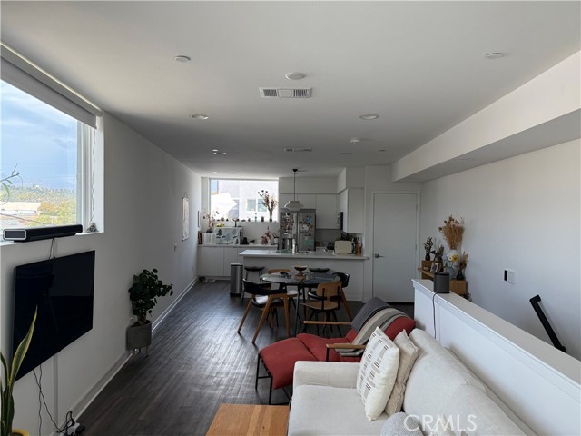 Detail Gallery Image 6 of 9 For 3022 1/4 N Coolidge Ave, Los Angeles,  CA 90039 - 2 Beds | 2/2 Baths