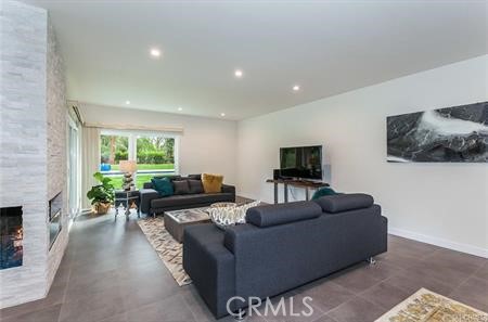 6236 Capistrano Avenue, Woodland Hills CA: https://media.crmls.org/medias/4fc55d75-3fb9-4d94-884f-6b9de0200287.jpg