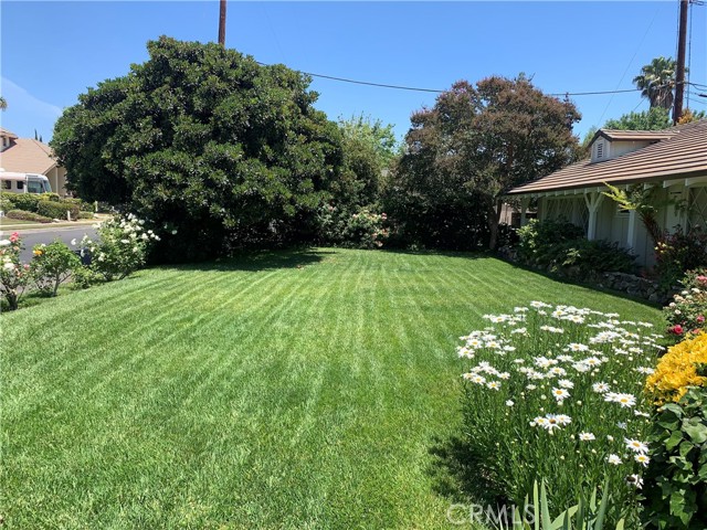 17654 Prairie Street, Northridge CA: https://media.crmls.org/medias/4fc7d534-98cd-4d69-8ef1-af01abbef7ba.jpg