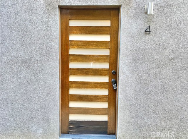 Detail Gallery Image 8 of 39 For 7327 Kester Ave #6,  Van Nuys,  CA 91405 - 4 Beds | 3/1 Baths