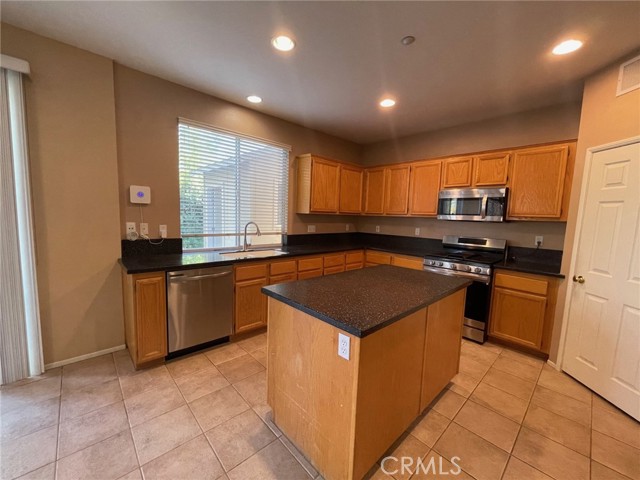 Detail Gallery Image 12 of 39 For 1434 Haddington Dr, Riverside,  CA 92507 - 4 Beds | 2/1 Baths