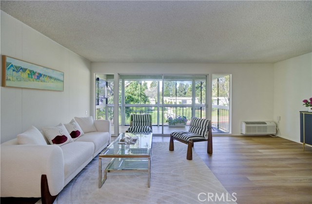 Detail Gallery Image 3 of 32 For 389 Avenida Castilla #Q,  Laguna Woods,  CA 92637 - 2 Beds | 2 Baths