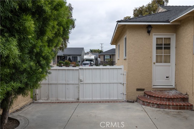 5939 Greentop Street, Lakewood CA: https://media.crmls.org/medias/4fcdd742-3044-417e-885c-fc64b3418bc1.jpg