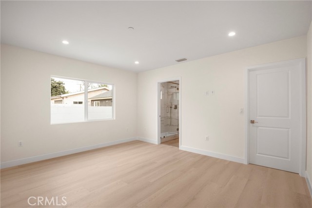 Detail Gallery Image 12 of 39 For 7040 Tyrone Ave, Van Nuys,  CA 91405 - 6 Beds | 4/1 Baths