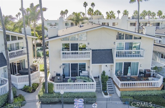 Detail Gallery Image 3 of 37 For 16276 Pacific Cir, Huntington Beach,  CA 92649 - 3 Beds | 5/1 Baths