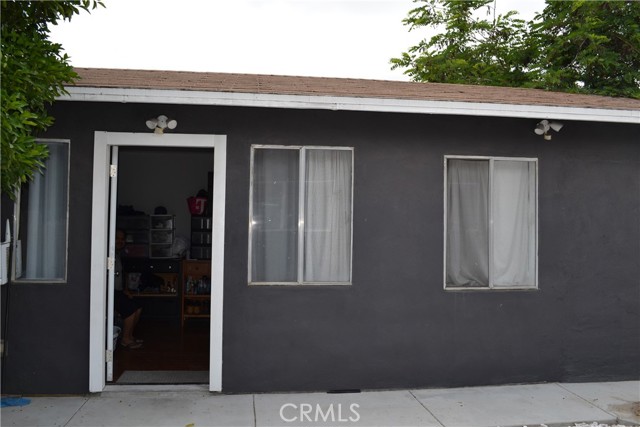 11068 Penrose, Sun Valley CA: https://media.crmls.org/medias/4fd75d23-c9ff-4a6a-87c0-cc901915fa35.jpg