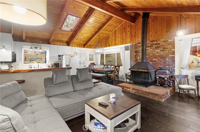 2452 Spring Drive, Running Springs CA: https://media.crmls.org/medias/4fd7964b-f01e-4ee8-988e-0b07c4440803.jpg
