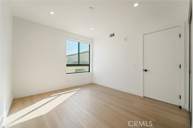 Detail Gallery Image 22 of 24 For 7510 Sepulveda Bld, Van Nuys,  CA 91405 - 3 Beds | 2 Baths