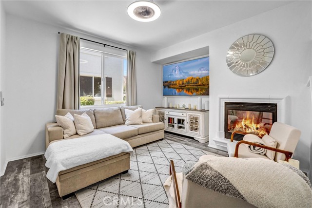 Detail Gallery Image 5 of 28 For 28072 Catherine Dr, Canyon Country,  CA 91351 - 2 Beds | 3 Baths