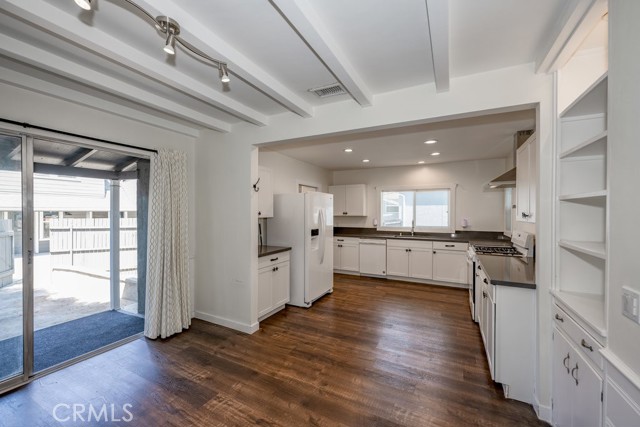 1219 N Lincoln Street, Burbank CA: https://media.crmls.org/medias/4fe3bf47-eb61-40b0-955d-27bc25fa0479.jpg