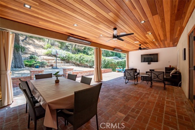 2248 E Chevy Chase Drive, Glendale CA: https://media.crmls.org/medias/4fe9d5dd-be72-4b82-82ee-ca542d271f5d.jpg