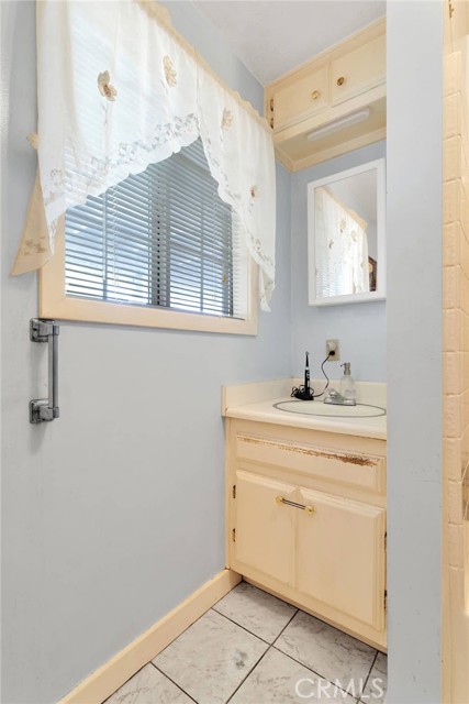 Detail Gallery Image 17 of 44 For 5635 Honeyhill Rd a & B,  Oak Hills,  CA 92344 - 3 Beds | 1 Baths